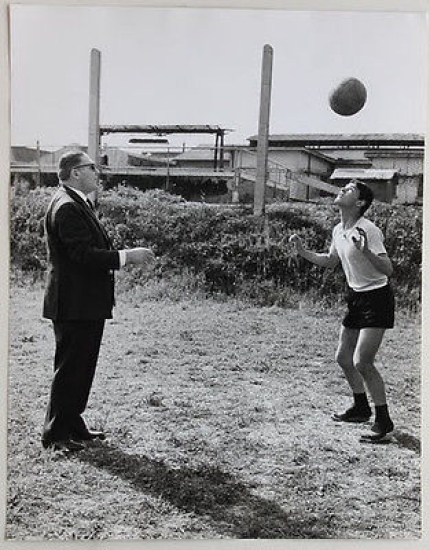 Fotografia Giuseppe Meazza mentre allena un giocatore anni '50/60