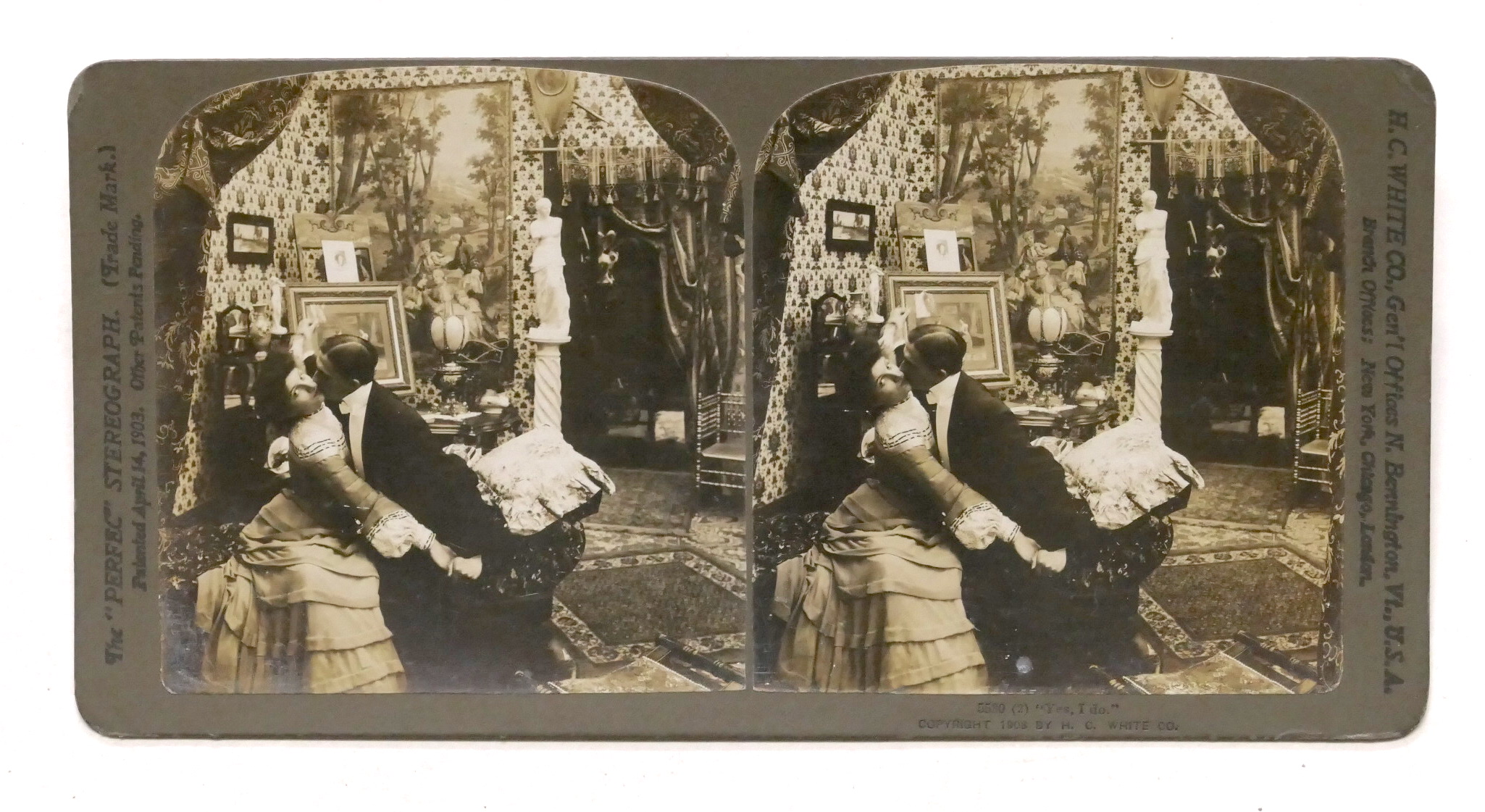 Fotografia stereoscopica - Effusioni sul divano - 1903