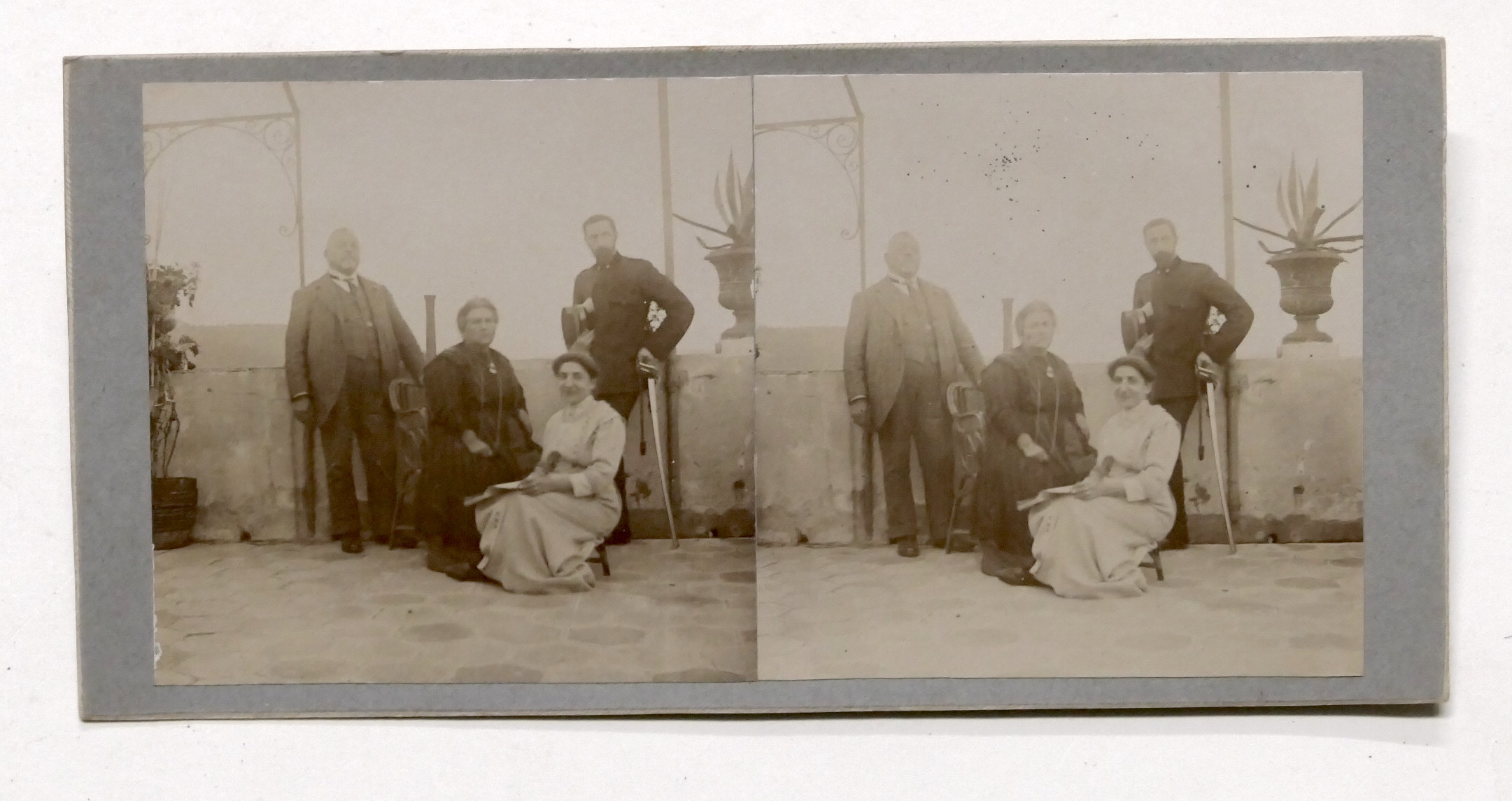 Fotografia stereoscopica - Pegli - Famiglia in abiti d'epoca e …