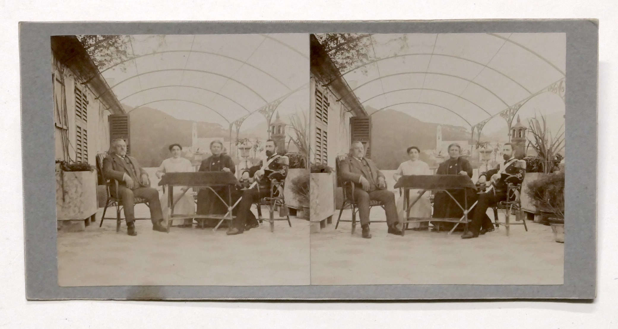 Fotografia stereoscopica - Pegli - Persone in abiti d'epoca e …