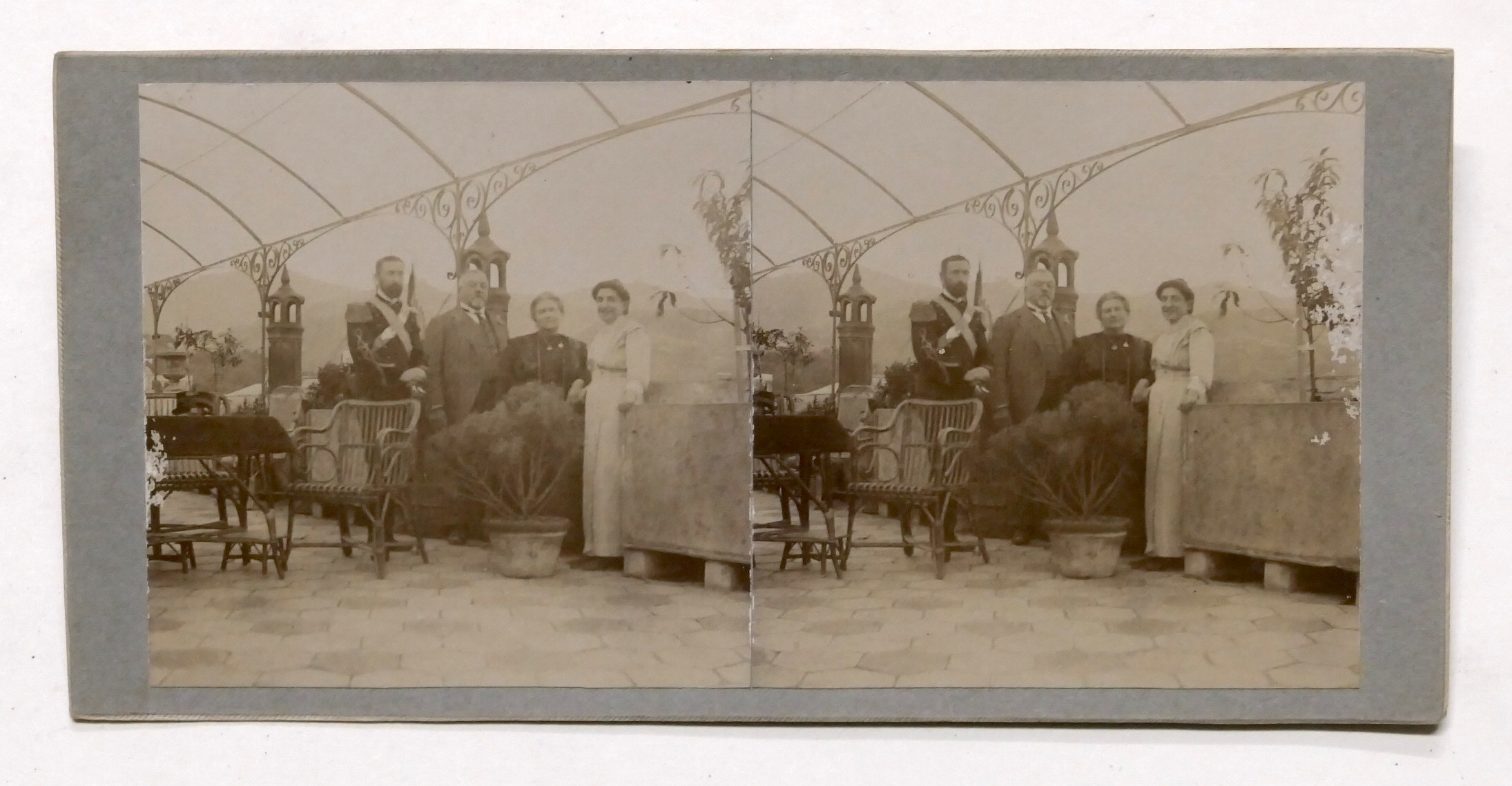 Fotografia stereoscopica - Pegli - Ritratto di famiglia in abiti …