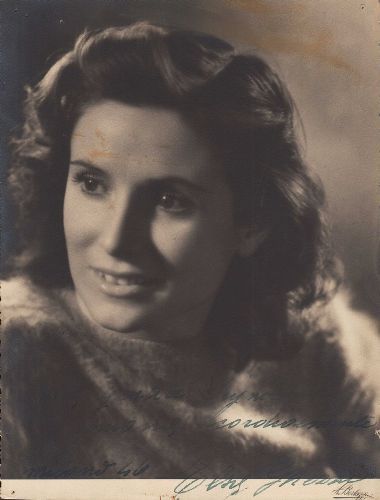 Bel ritratto con dedica e firma autografa.