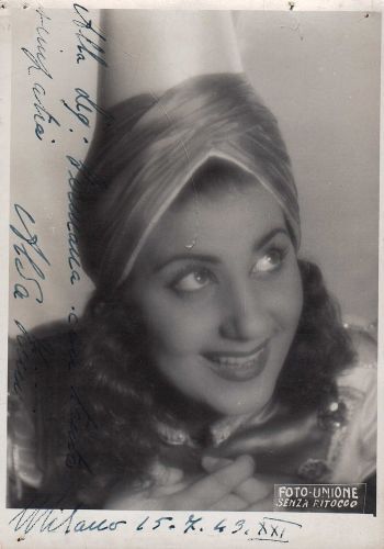 Fotocartolina con dedica e firma autografe dell'attrice.