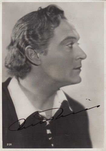 Fotografia con firma autografa dell'attore.