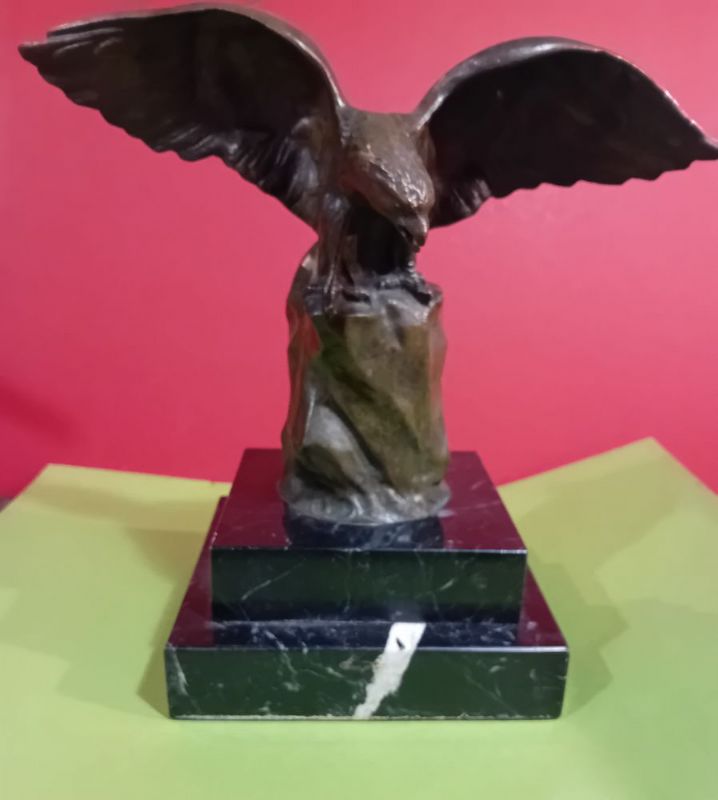 Bel bronzo raffigurante un'aquila sulla roccia con ali spiegate, nell'atto …