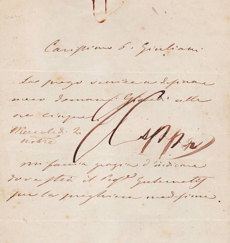 Biglietto autografo con grande firma sovrapposta al testo.