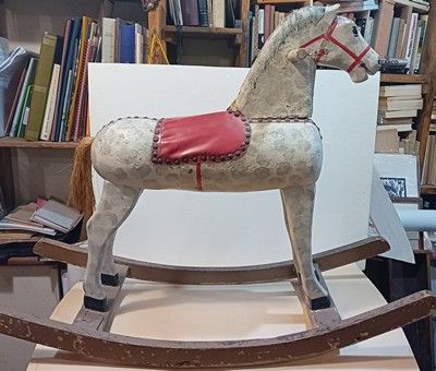 Cavallino tutto in legno smaltato, con sella e finimenti in …