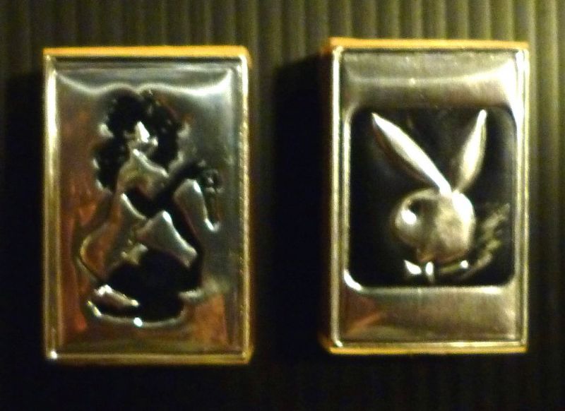 Due confezioni di piccole scatole di fiammiferi in legno con …