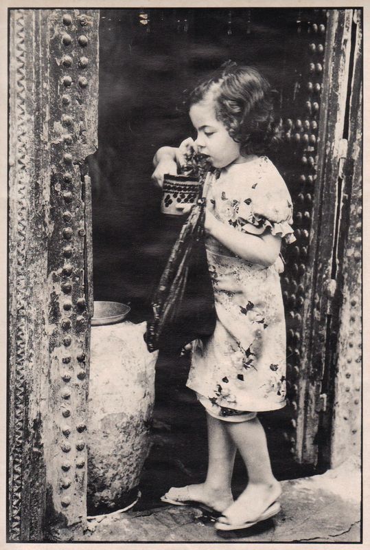 Fotografia di una bambina marocchina ritratta nell'atto di bere. Ingrandimento …