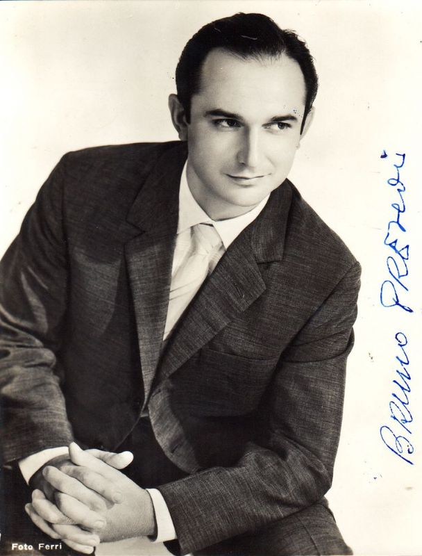 Fotografia ritratto in bianco e nero con firma autografa.