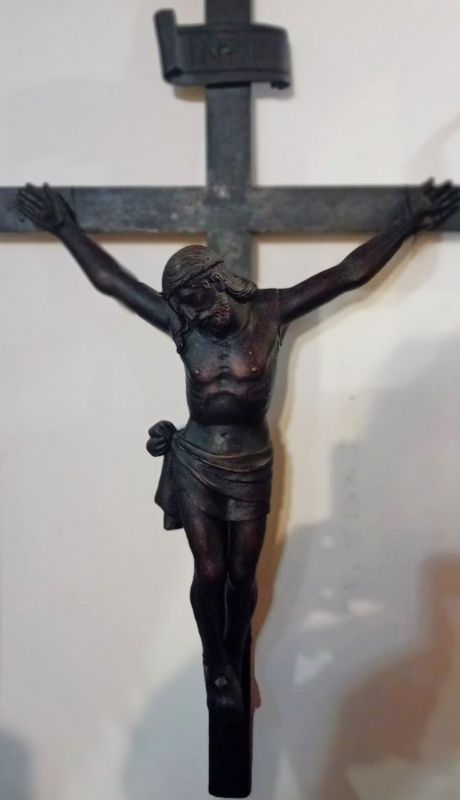 Grande crocifisso in legno intagliato a mano.