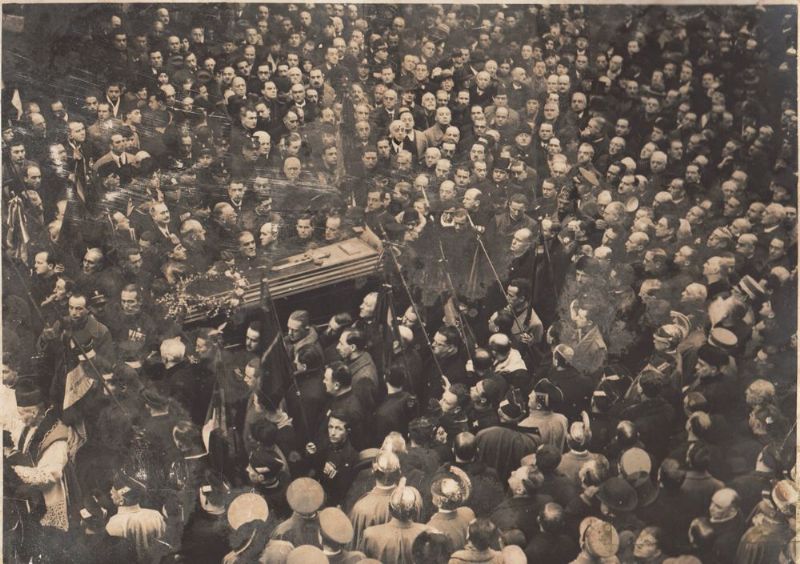 Grande fotografia raffigurante il funerale di Arnaldo Mussolini, fratello minore …