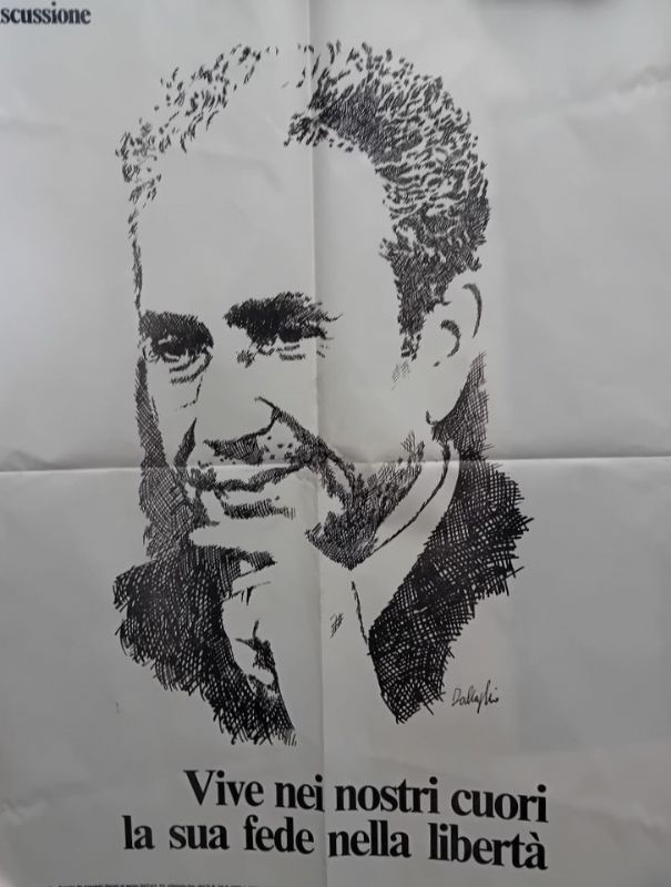 Manifesto ritratto da disegno. Alla base Vive nei nostri cuori …