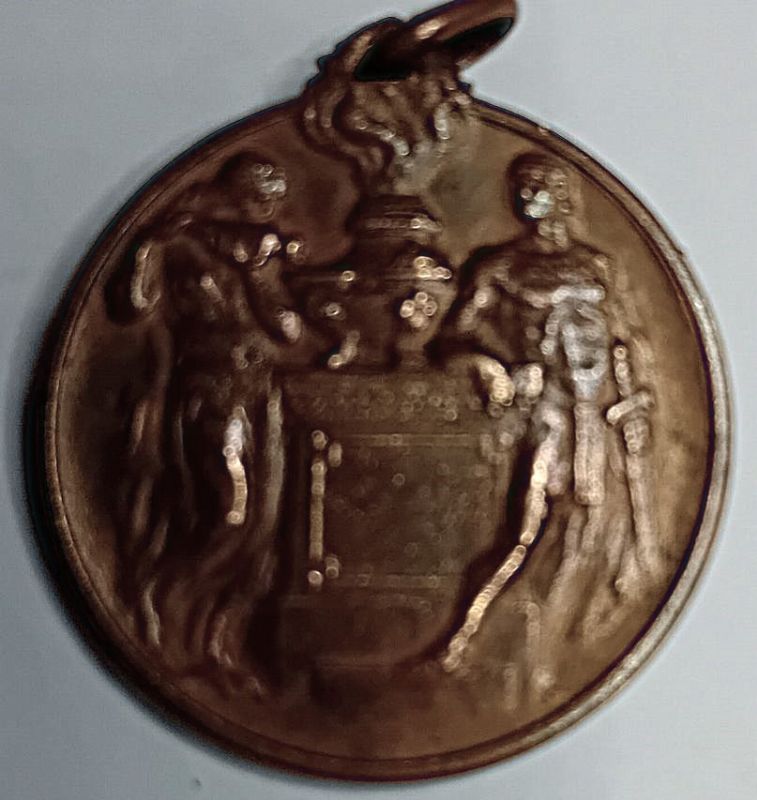 Medaglia in bronzo , Lato A:-Figure che alimenta la fiamma, …