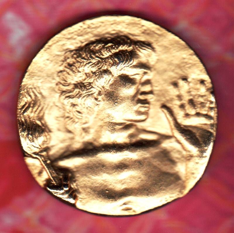 Medaglia in metallo dorato.
