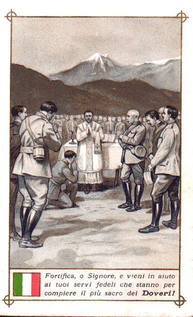 Messa da campo con sacerdote e militari in divisa.