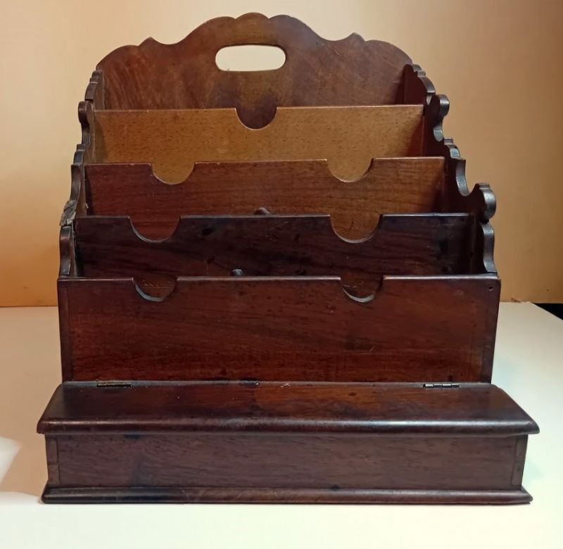 Mobiletto a più scompartimenti in noce.