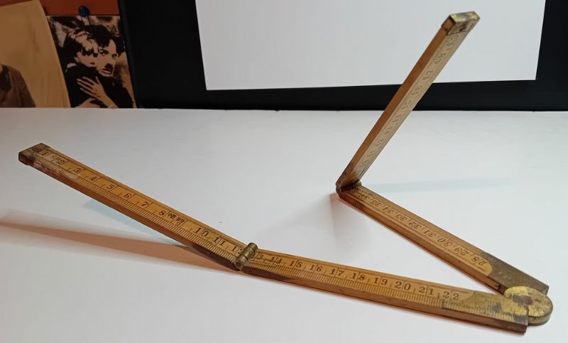 Oggetto costruito in legno e rifinito in ottone, 50 centimetri …