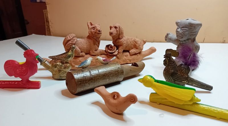 Piccola collezione di otto fischietti, materiali:- Terracotta - Lamierino - …