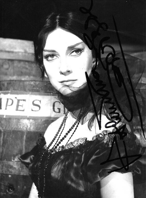 Ritratto fotografico in costume di scena con firma autografa.