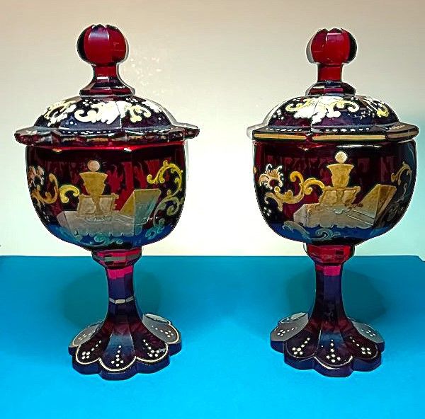 Vetro di Boemia rosso rubino con decori e simbolo eucaristico …