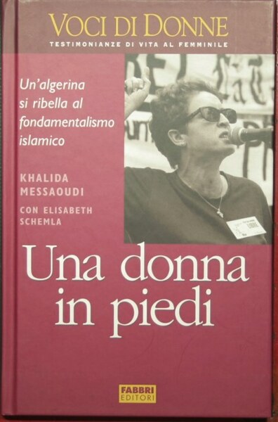 Una donna in piedi