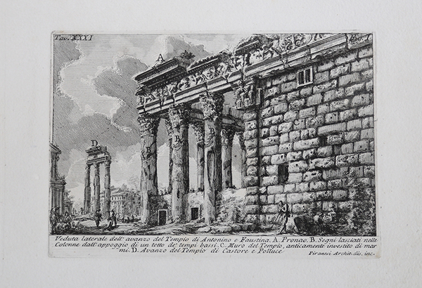 Veduta laterale dell'avanzo del Tempio di Antonino e Faustina.
