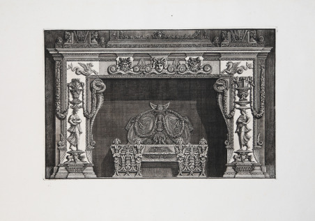 Camino: Testa di Medusa tra due teste di satiro sull'architrave.