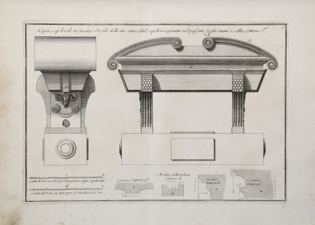 Camino: Architrave impreziosito da due serpenti ondulati con piccole maschere …