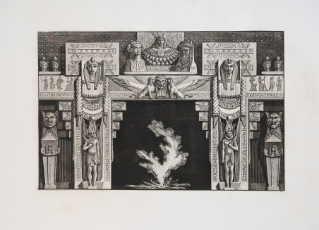 Camino con motivi decorativi in stile egizio