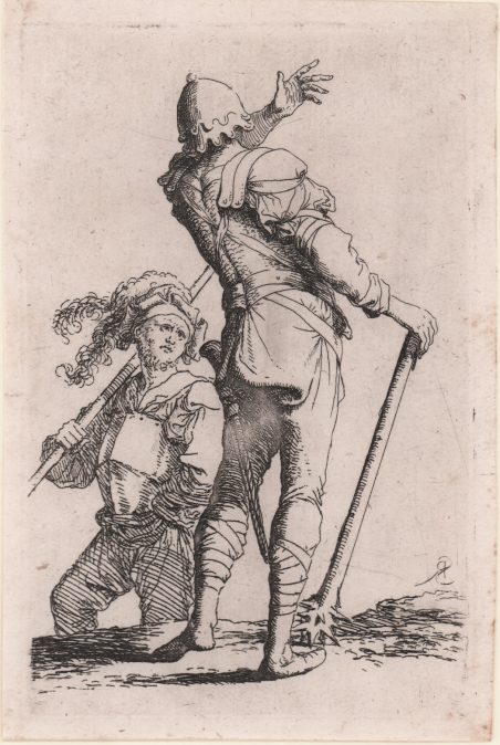 Soldato con mazza ferrata parla ad un compagno