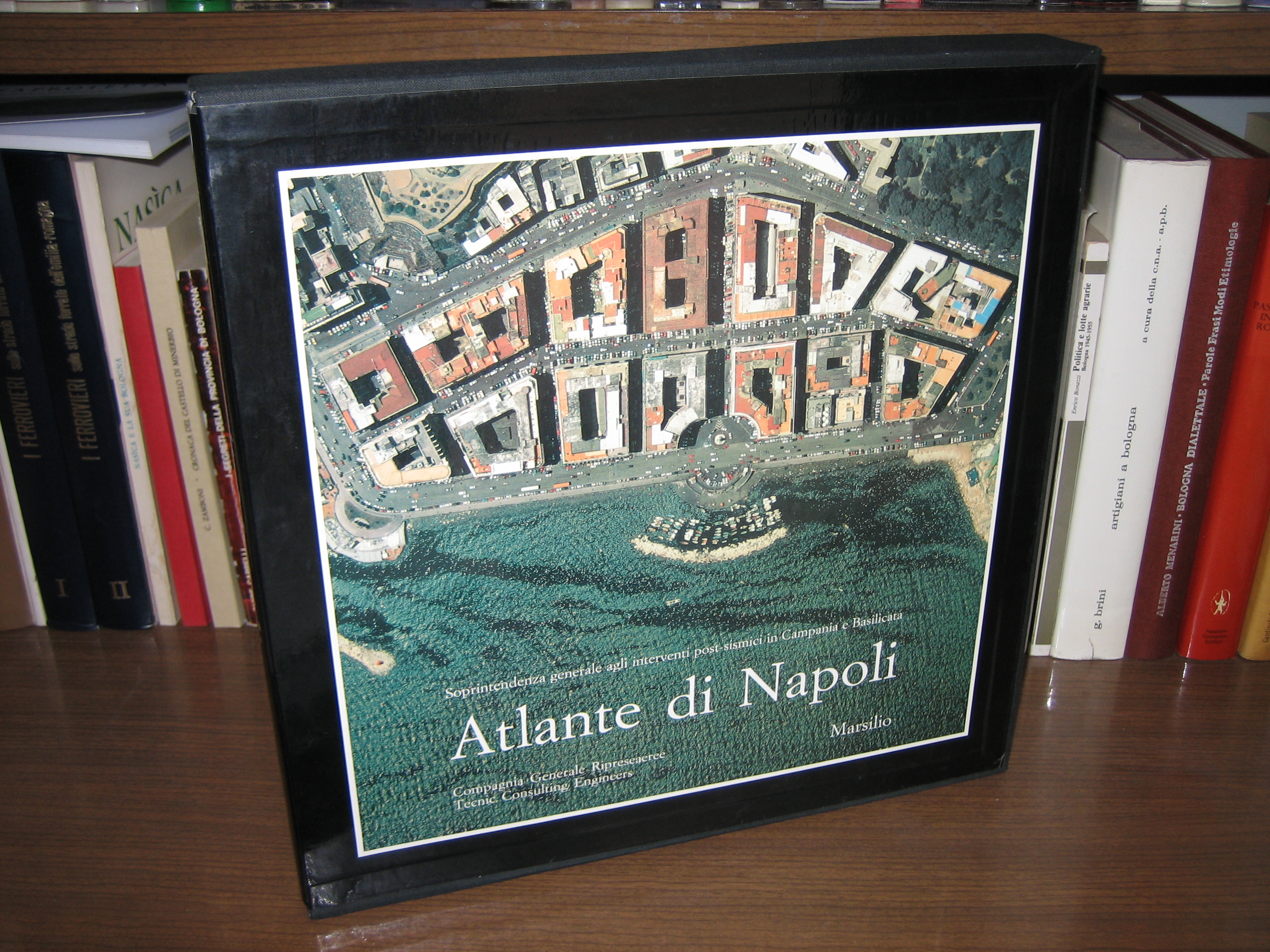 Atlante di Napoli. La forma del centro storico in scala …