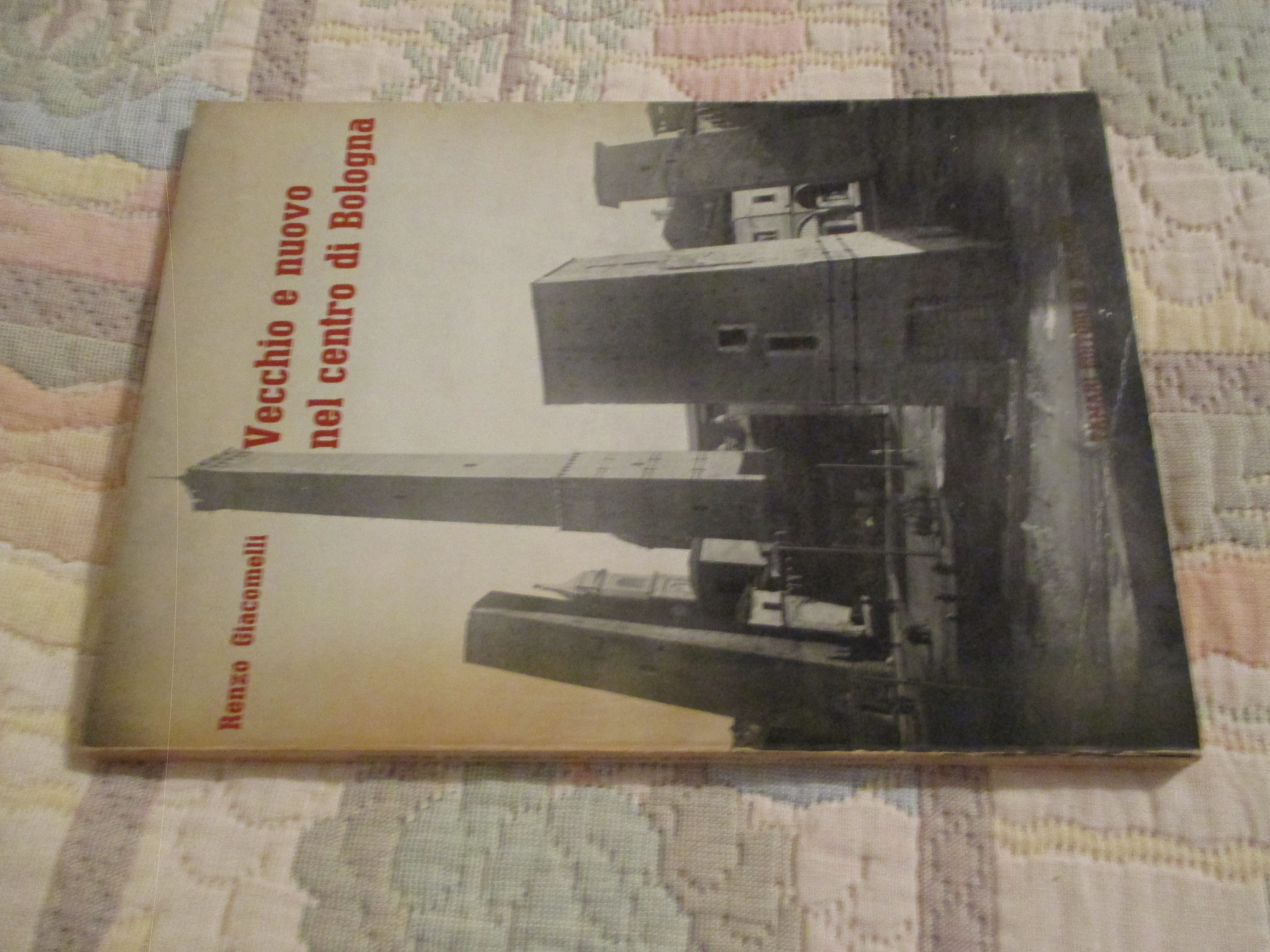 Vecchio e nuovo nel centro di Bologna.