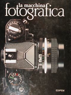 La macchina fotografica.