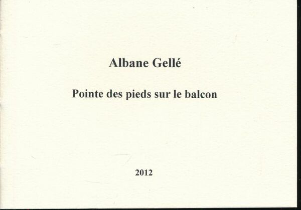 Pointe des pieds sur le balcon