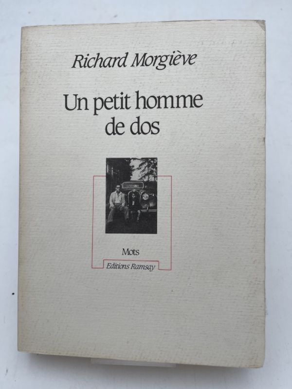 Un petit homme de dos