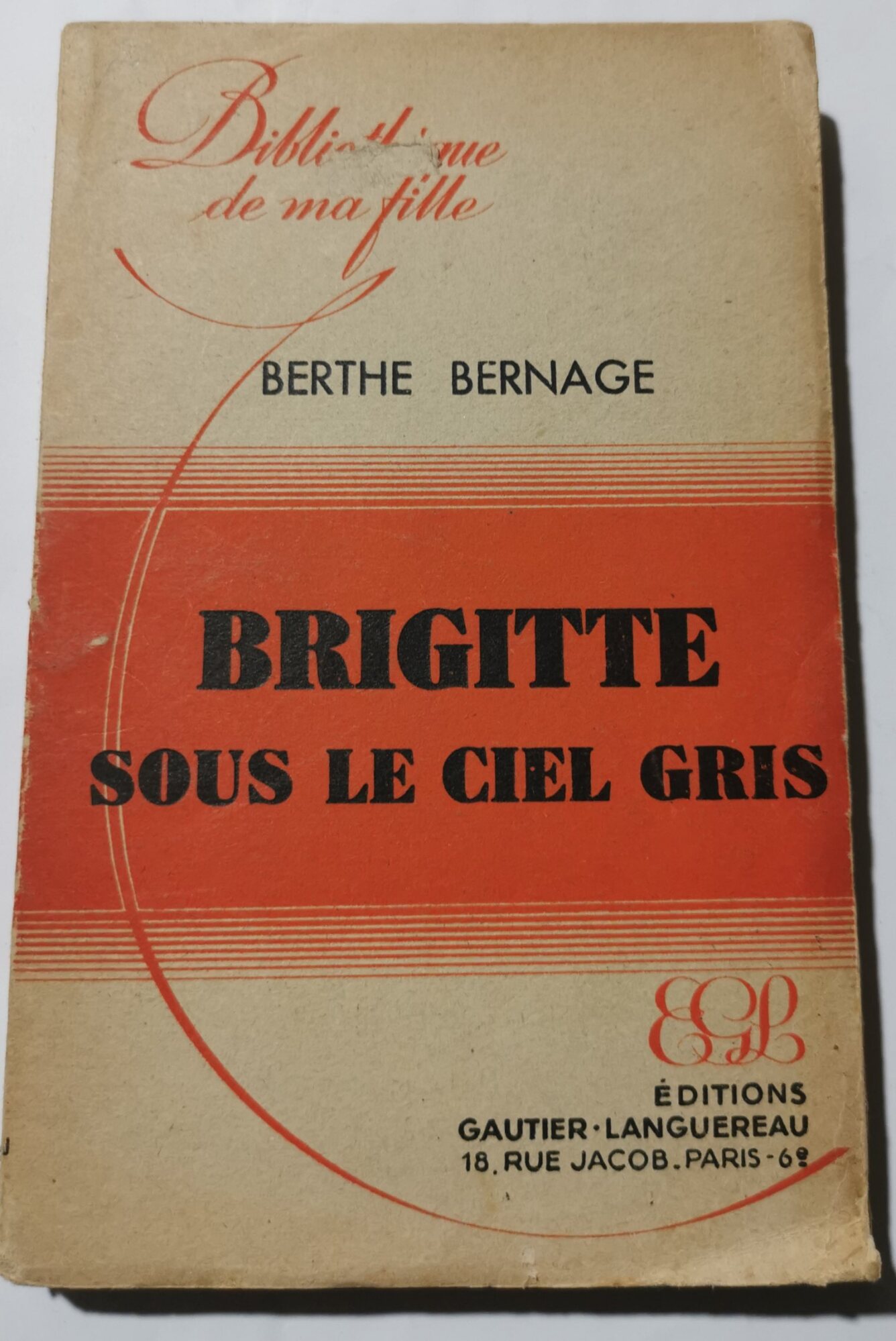 Brigitte sous le ciel gris