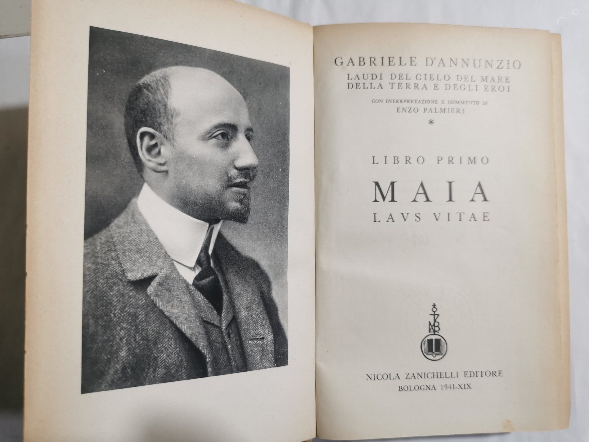 Maia, Laus Vitae-libro primo