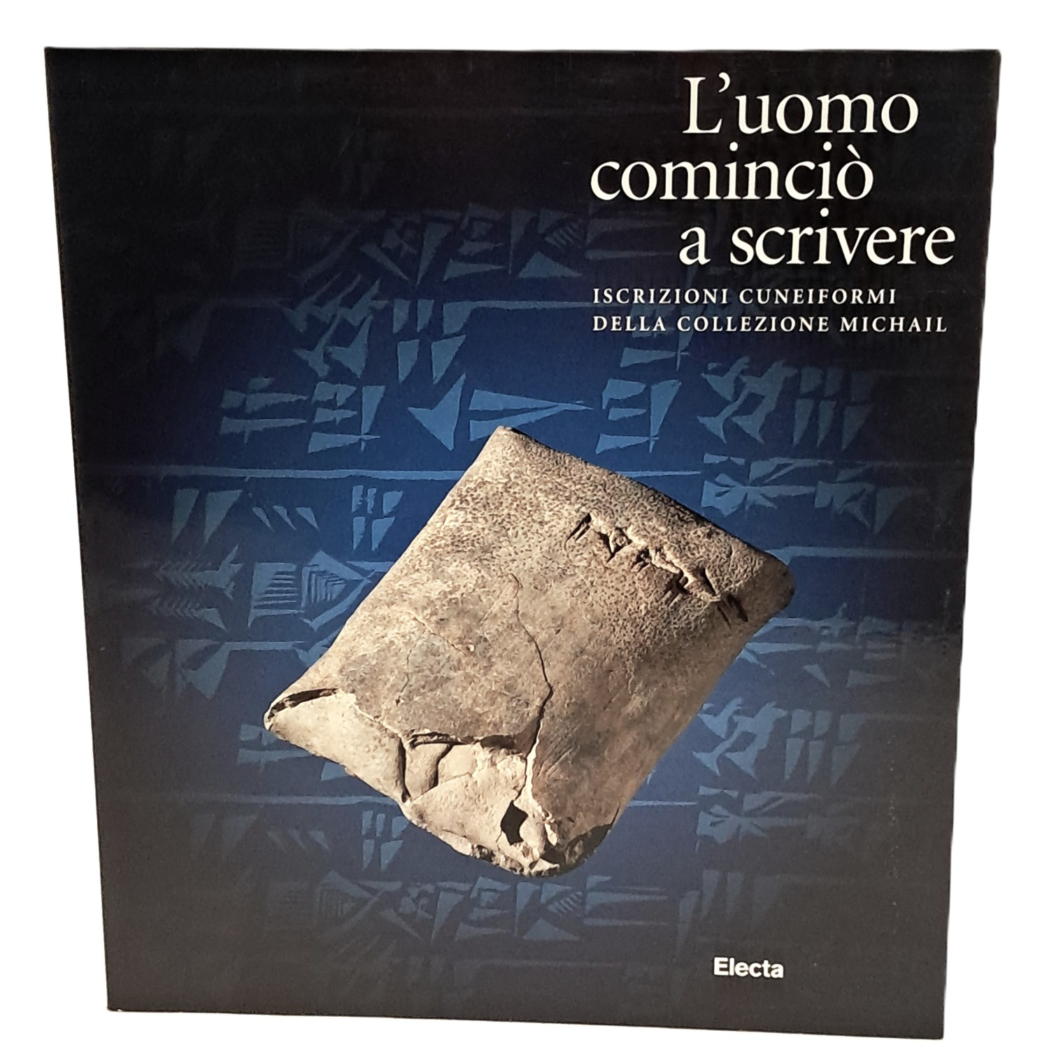 L'uomo cominciò a scrivere