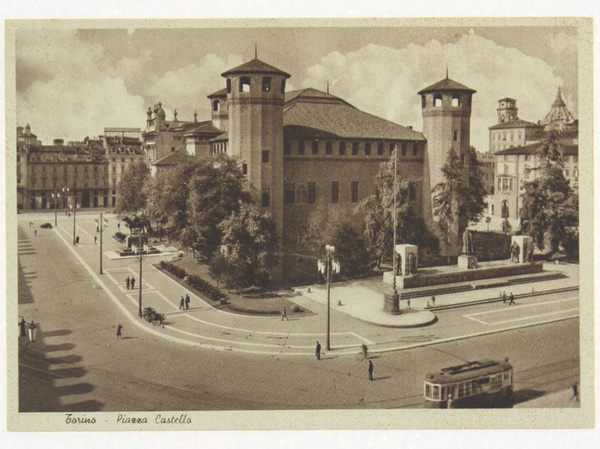 TORINO. Piazza Castello (Cartolina).