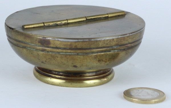 TABACCHIERA ANTICA DA TAVOLO - IN OTTONE, DIAMETRO CM 8