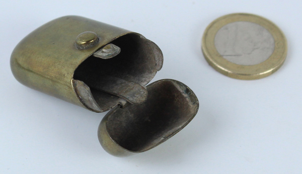 PORTAPILLOLE DA TASCA ANTICO OTTONE CHIUSURA A SCATTO CM 4,5.