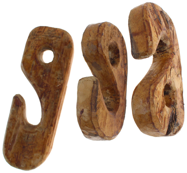 TRE GANCI DI LEGNO SCOLPITI A MANO.