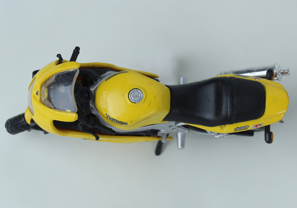 MOTO TRIUMPH 600 MODELLINO MAISTO scala 1:18 lunghezza cm 12