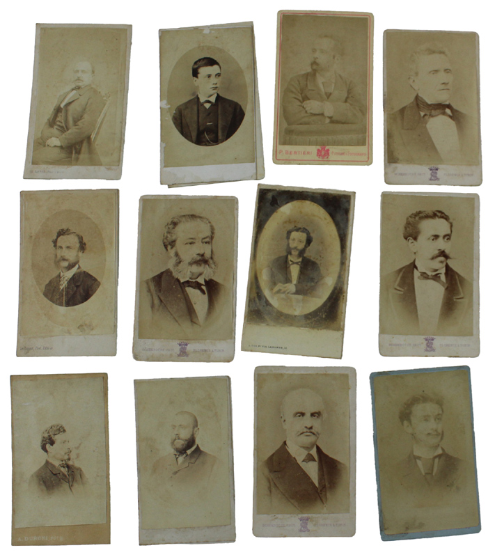 FOTOGRAFIE D'EPOCA 12 ritratti UOMO vintage Formato 10x6 cm montate …