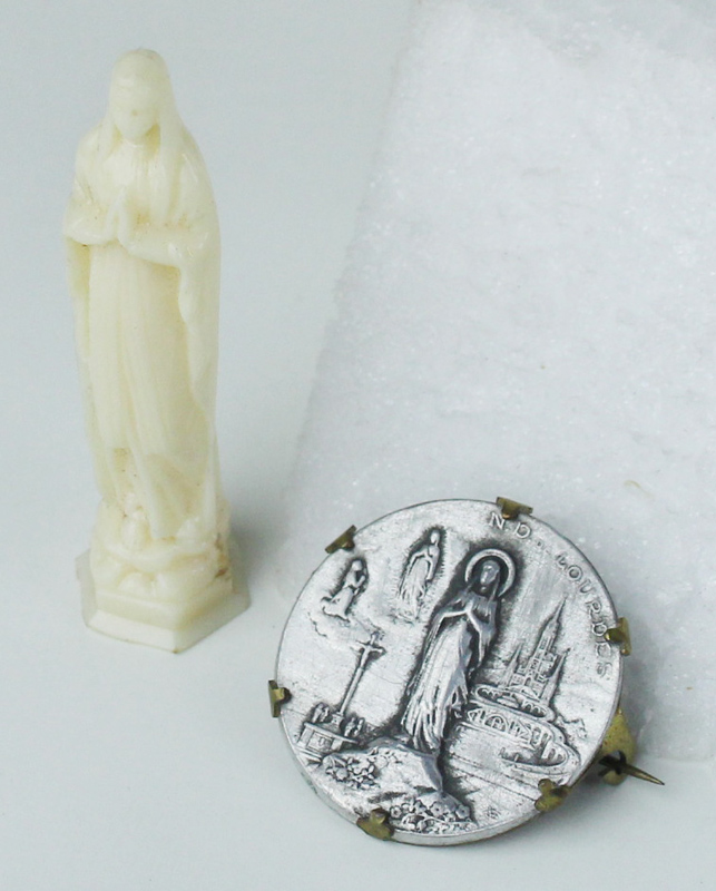 LOURDES: STATUETTA IN RESINA COLOR AVORIO + SPILLA METALLICA VINTAGE