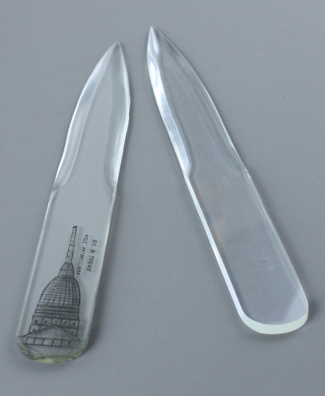 TAGLIACARTE vintage 2 esemplari forma classica, uno decorato "ricordo di …