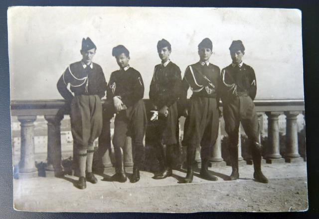 Cinque giovani squadristi (Camicie nere).