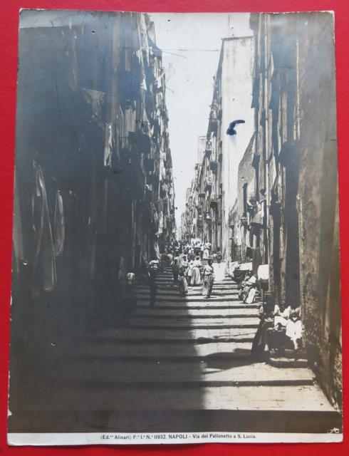 Napoli. Via del Pallonetto a Santa Lucia.