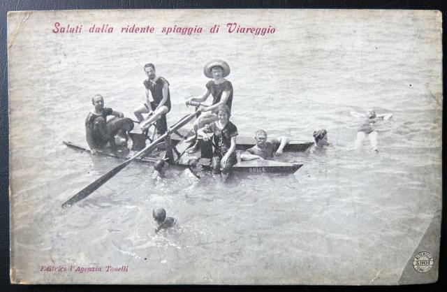 Saluti dalla ridente spiaggia di Viareggio.